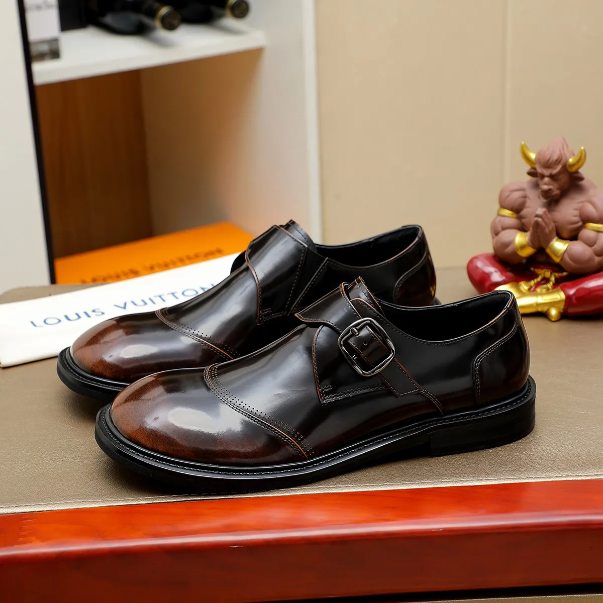 Men's shoes 💰620 💰 Louis Vuitton LV ® Autumn and Winter 🆕 models 🔛Full shoe counter First layer cowhide, 🐂leather lined casual shoes for men, super soft outsole, essential for driving. Counter synchronized original first layer cowhide completely 1:1 mold customization 🌹Top version, 2 colors available! Number: 38-45 (37.46. Customized)